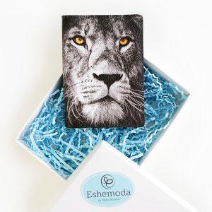 Обложка на паспорт с принтом Eshemoda “Серебряный Лев”, натуральная кожа